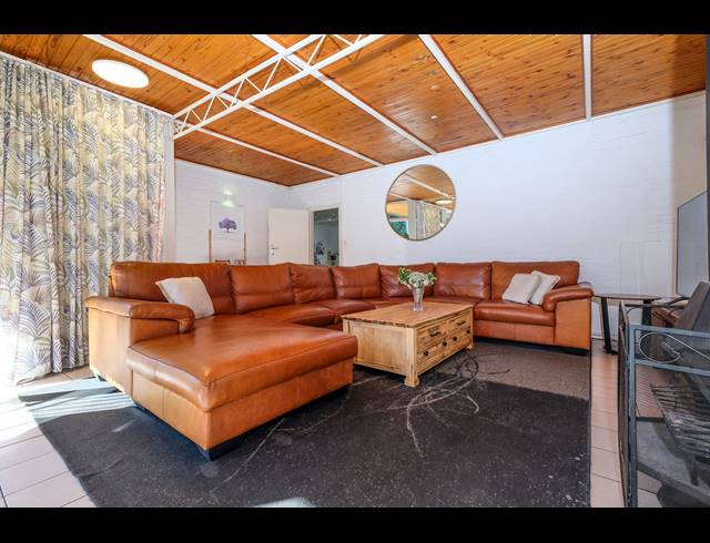 5 BEDROOM HOUSE TO LET IN WENDYWOOD